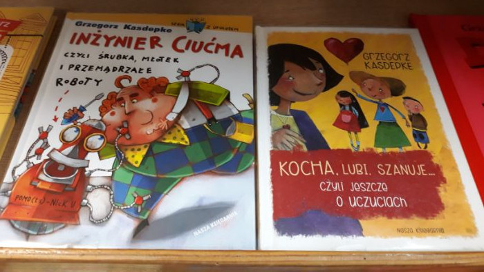 "GRZEGORZ KASDEPKE - POPULARNY PISARZ DLA DZIECI". Wystawa książek w bibliotece szkolnej