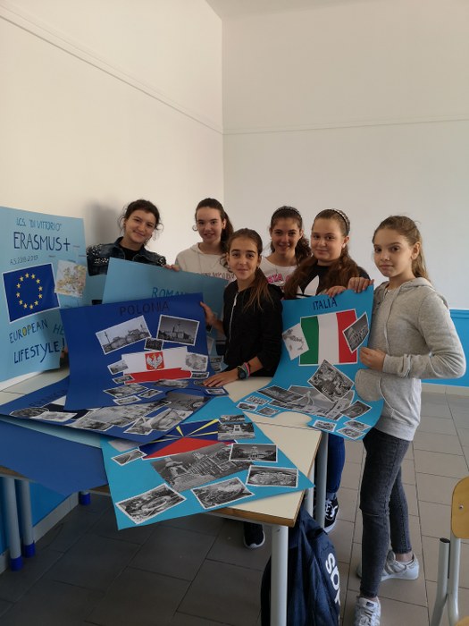 W projekcie Erasmus plus "Healthy European Lifestyle" nasi koledzy z Włoch pracują nad kącikiem projektowym w ich szkole. 