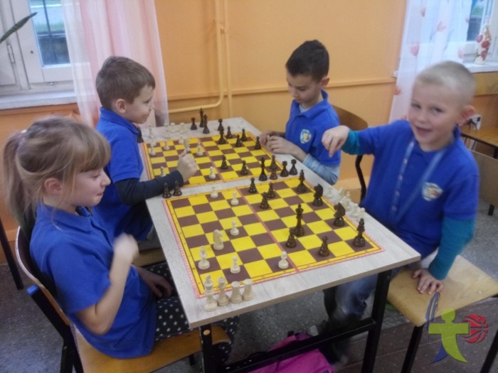 Na zajęciach szachowych dzieci uczą się podstaw strategii i logicznego myślenia. 