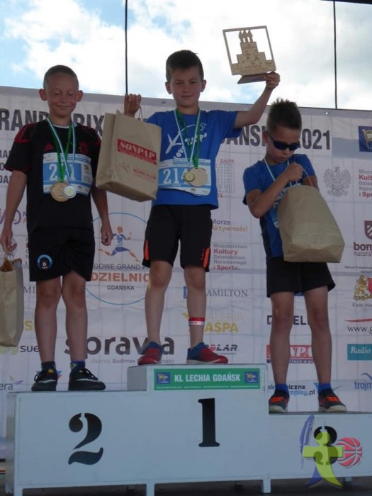 Piotrek Grynis zajął 1. miejsce 🥇w biegu chłopców na 700 metrów