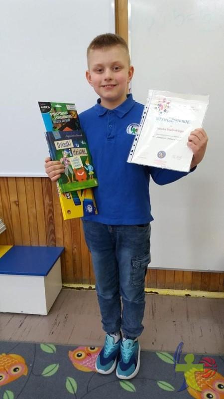 Jakub Siwiński z klasy III b otrzymał wyróżnienie w Wojewódzkim Konkursie Plastycznym pt. "Pomaganie jednoczy ludzi"
