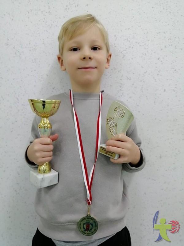 1 miejsce oraz złoty medal w meczu piłki nożnej zdobył Mateusza Maluchnik z naszej zeróweczki ⚽️🥇🎉